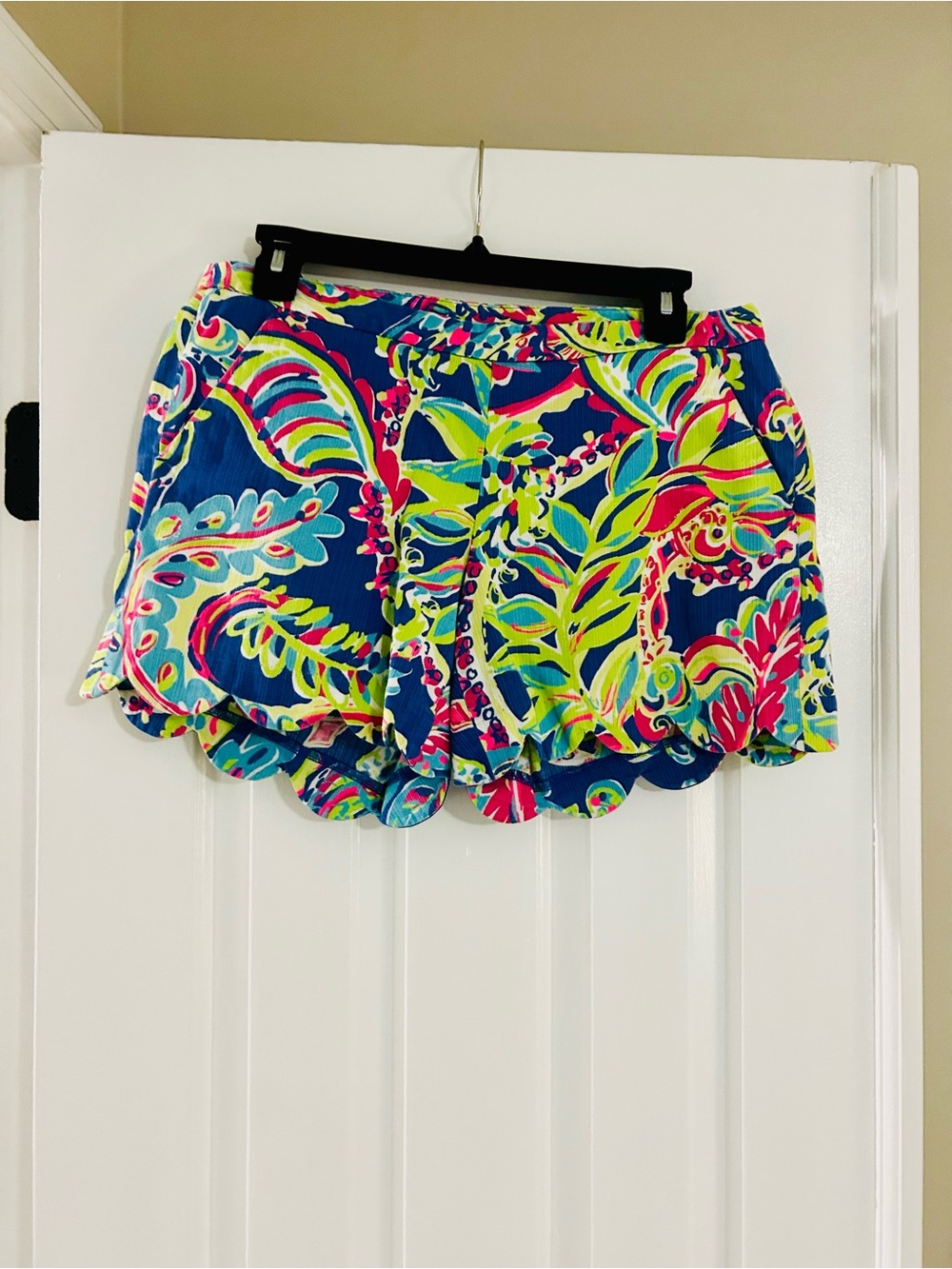 Lilly Pulitzer magnolia Navy Multicolor Scallop Hem Shorts